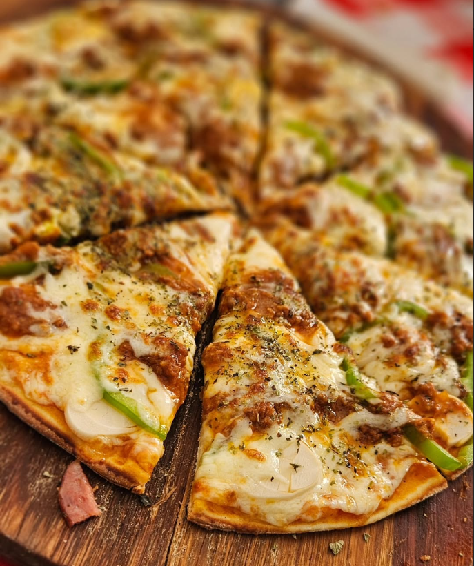 Pizza com pimentão e palmito saindo do forno